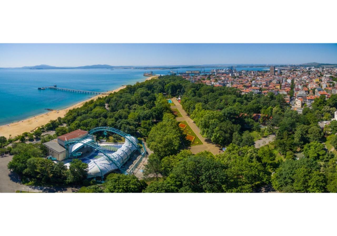 Luxury Apartment On The First Line To The Sea Burgas City Exterior foto
